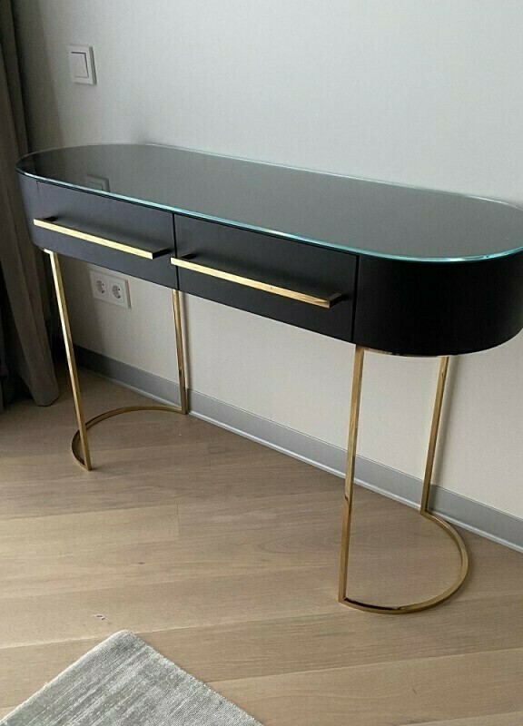 Радіусний туалетний (будуарний) столик із фарбованого МДФ і з ногами (нержавіюча сталь під колір золота). Виготовлений КОГ груп за індивідуальним замовленням в Києві  Туалетний столик