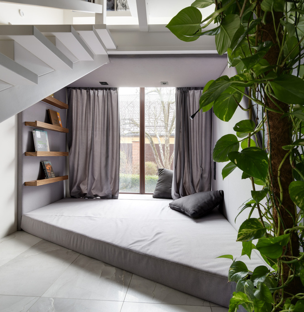 Производство полочек из шпона с подсветкой - КОГ груп Зона відпочинку під сходами в будинку. Полиці з підсвіткою - KOG group