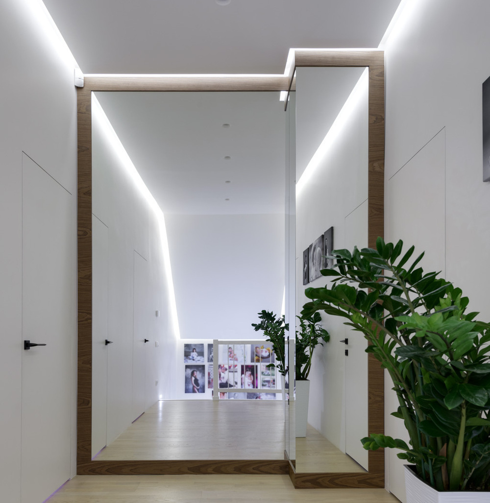 Производство высокого зеркала от пола до потолка в деревянной раме по индивидуальному заказу в Киеве. Производство КОГ груп  Зеркало  на всю стену в деревянной раме - KOG group