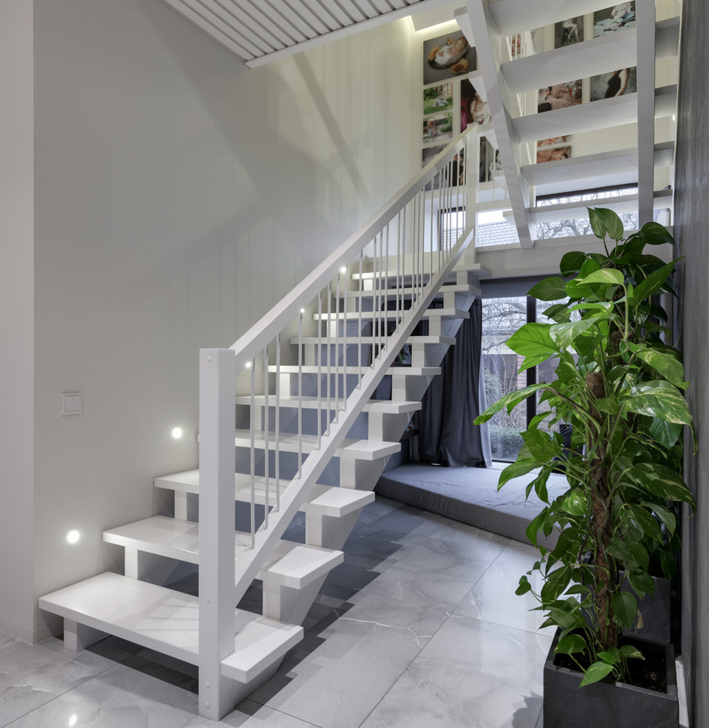 Виготовлення сходів з масиву дерева - КОГ груп Дерев'яні сходи в будинок білого кольору - KOG group