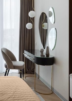 Радіусний туалетний (будуарний) столик із фарбованого МДФ і з ногами (нержавіюча сталь під колір золота). Виготовлений КОГ груп за індивідуальним замовленням в Києві  Небольшой будуарний столик - KOG group