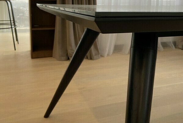 Репліка на Стіл EVANS від фабрики MINOTTI. Ноги з масиву дерева, Стільниця - дерево і скло. На замовлення в КОГ груп Стіл EVANS від фабрики MINOTTI - KOG group