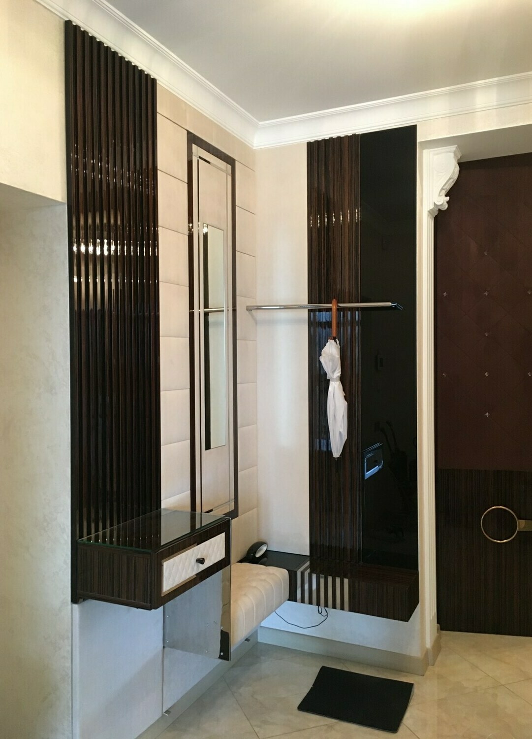 Виробництво ексклюзивних меблів у вітальню з шпону покритого глянцевим лаком, шкіри, нержавійки, дзеркала - КОГ груп Ексклюзивні меблі в вітальню з шпону і нержавійки - KOG group